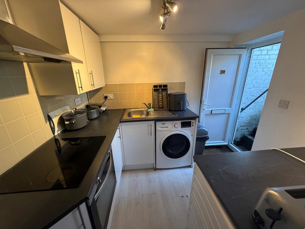 Lot: 40 - FLAT FOR INVESTMENT - Kitchen